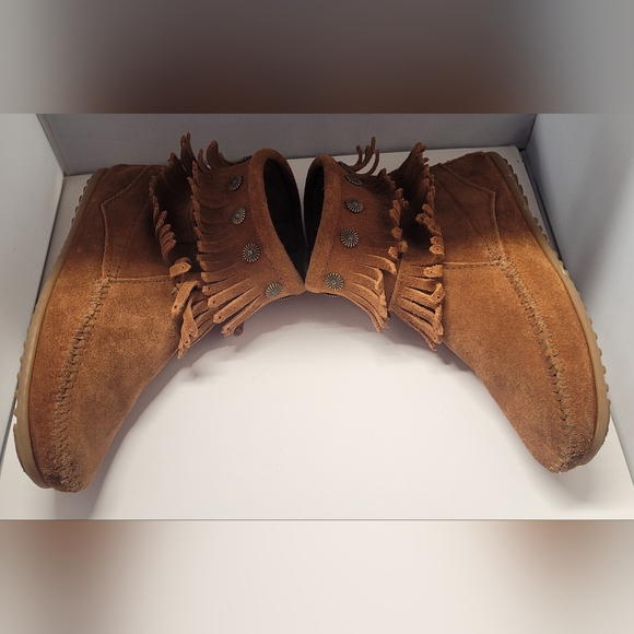 Minnetonka 8 Soft Suede Abkle Boots Double Fringe Studded Rubber Soles Side Zip - Picture 3 of 10